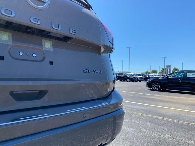 Photo of 2025 2t Dk Beige Blk Nissan Rogue