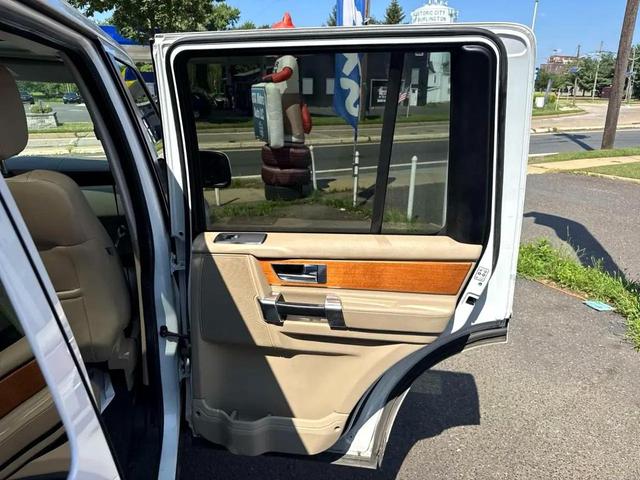 Photo of 2012 Fuji White Land Rover LR4