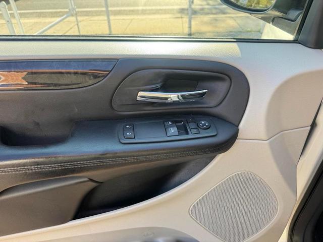 Photo of 2013 Stone White Clearcoat Dodge Grand Caravan