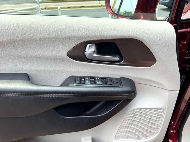 Photo of 2017 Maroon Chrysler Pacifica