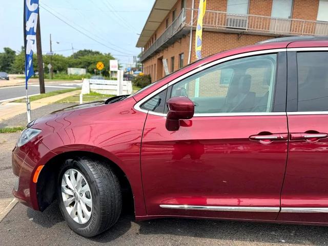 Photo of 2017 Maroon Chrysler Pacifica