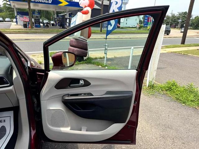 Photo of 2017 Maroon Chrysler Pacifica