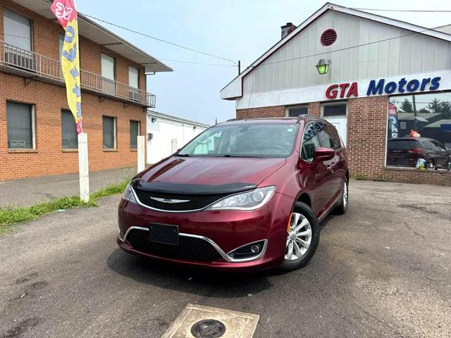 Photo of 2017 Maroon Chrysler Pacifica