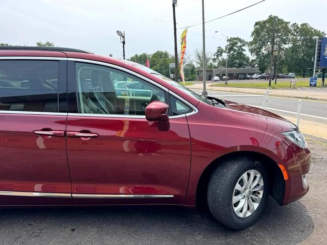 Photo of 2017 Maroon Chrysler Pacifica