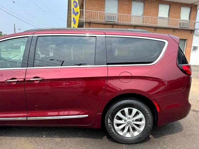 Photo of 2017 Maroon Chrysler Pacifica