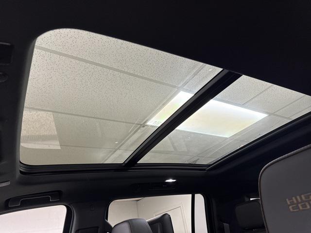 Photo of 2021 Iridescent Pearl Tricoat Chevrolet Suburban