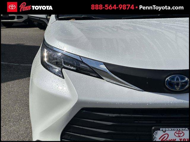 Photo of 2023 Wind Chill Pearl Toyota Sienna