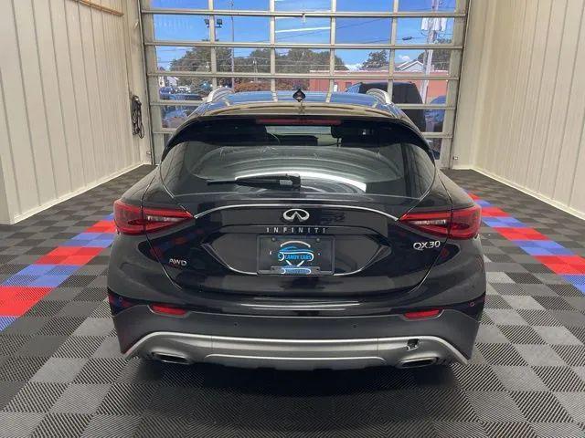 Photo of 2018 Majestic White INFINITI QX30