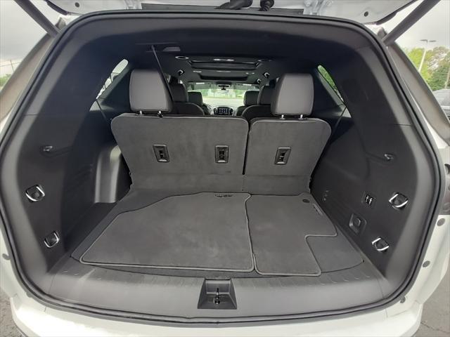 Photo of 2023 Iridescent Pearl Tricoat Chevrolet Traverse