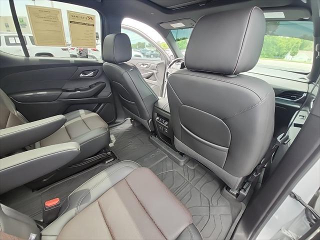 Photo of 2023 Iridescent Pearl Tricoat Chevrolet Traverse