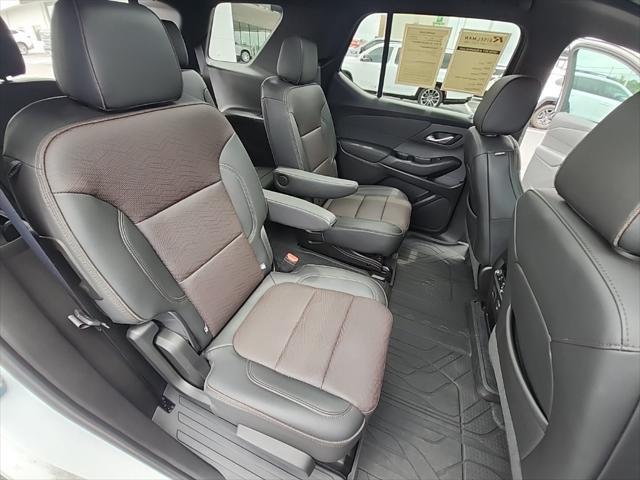 Photo of 2023 Iridescent Pearl Tricoat Chevrolet Traverse