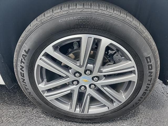 Photo of 2023 Iridescent Pearl Tricoat Chevrolet Traverse