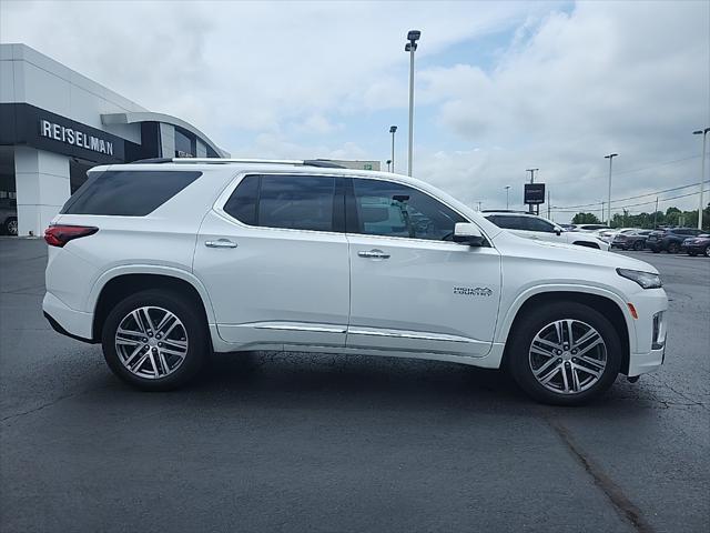 Photo of 2023 Iridescent Pearl Tricoat Chevrolet Traverse