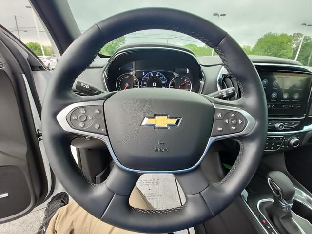 Photo of 2023 Iridescent Pearl Tricoat Chevrolet Traverse