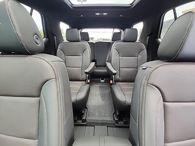 Photo of 2023 Iridescent Pearl Tricoat Chevrolet Traverse