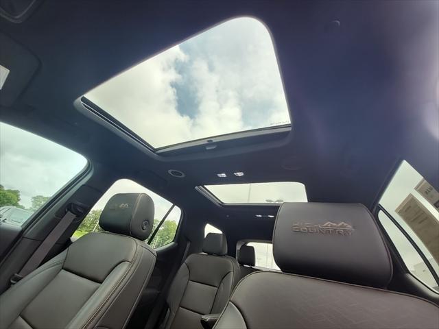 Photo of 2023 Iridescent Pearl Tricoat Chevrolet Traverse