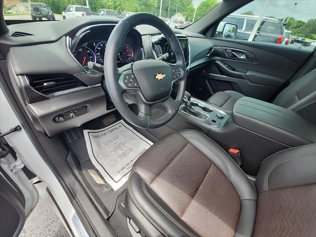 Photo of 2023 Iridescent Pearl Tricoat Chevrolet Traverse