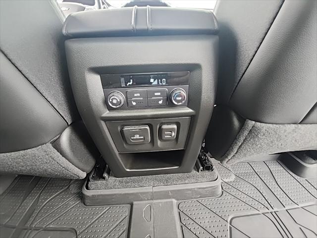 Photo of 2023 Iridescent Pearl Tricoat Chevrolet Traverse