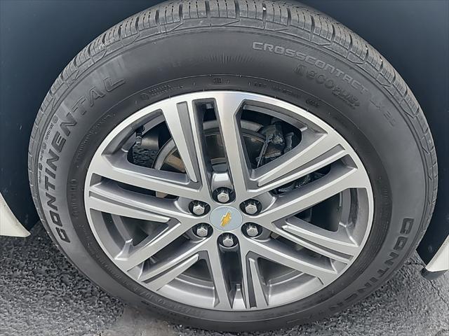 Photo of 2023 Iridescent Pearl Tricoat Chevrolet Traverse
