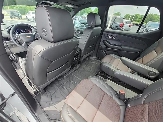 Photo of 2023 Iridescent Pearl Tricoat Chevrolet Traverse