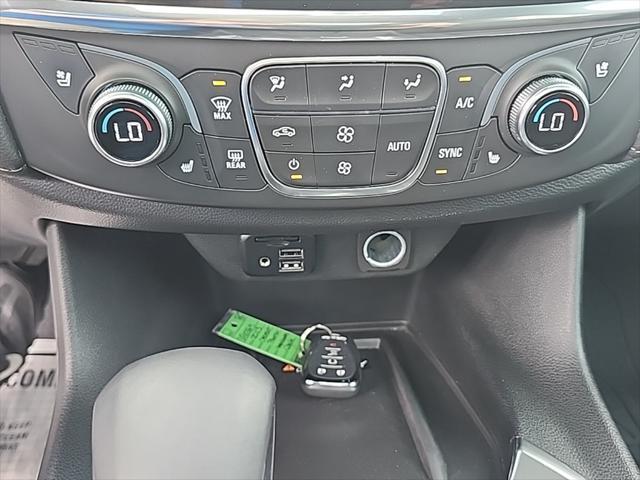 Photo of 2023 Iridescent Pearl Tricoat Chevrolet Traverse