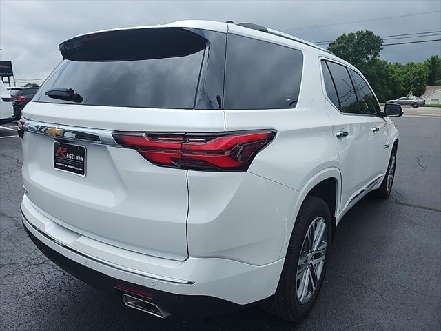 Photo of 2023 Iridescent Pearl Tricoat Chevrolet Traverse