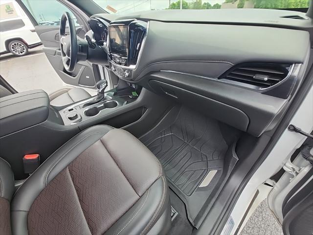 Photo of 2023 Iridescent Pearl Tricoat Chevrolet Traverse