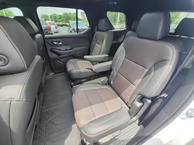 Photo of 2023 Iridescent Pearl Tricoat Chevrolet Traverse