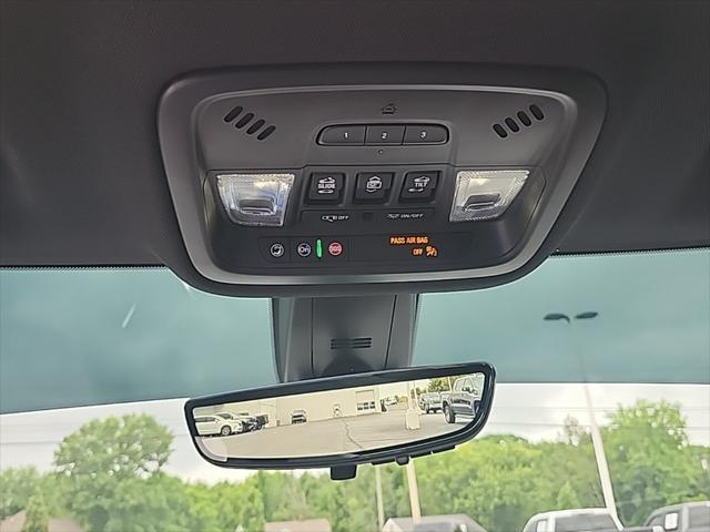 Photo of 2023 Iridescent Pearl Tricoat Chevrolet Traverse