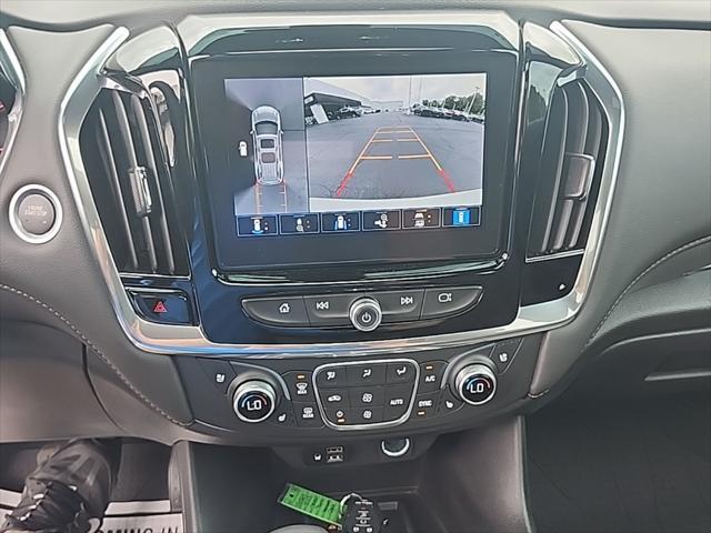 Photo of 2023 Iridescent Pearl Tricoat Chevrolet Traverse