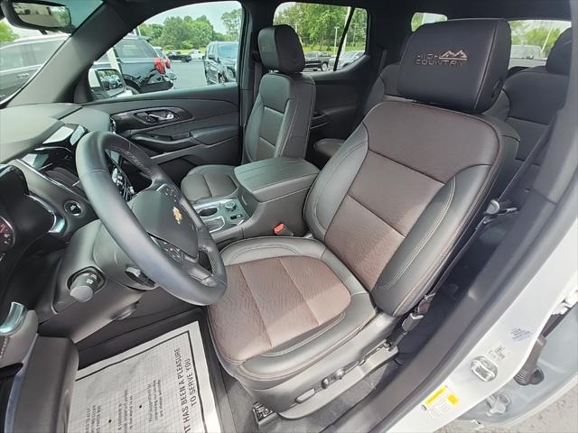 Photo of 2023 Iridescent Pearl Tricoat Chevrolet Traverse