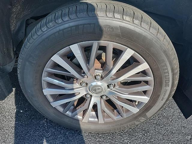 Photo of 2018 Atomic Silver Lexus LX 570