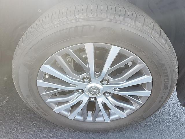 Photo of 2018 Atomic Silver Lexus LX 570