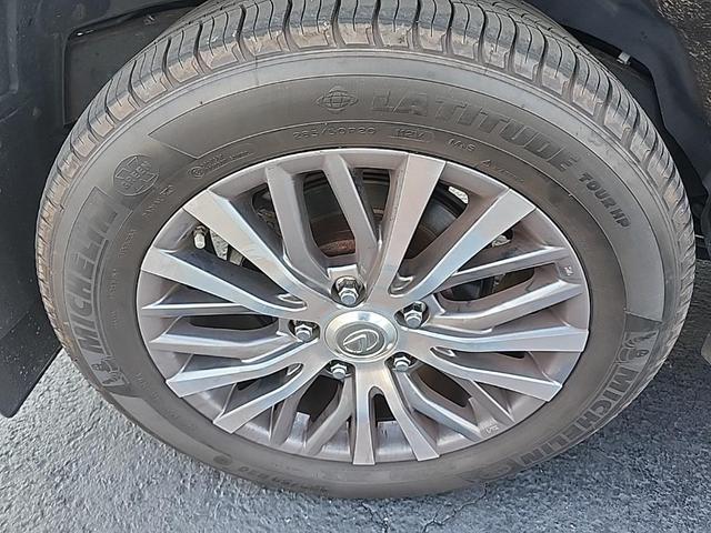 Photo of 2018 Atomic Silver Lexus LX 570