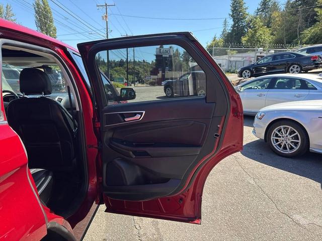 Photo of 2015 Ruby Red Metallic Tinted Clearcoat Ford Edge