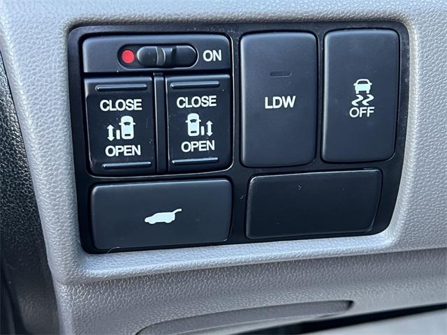 Photo of 2015 White Diamond Pearl Honda Odyssey