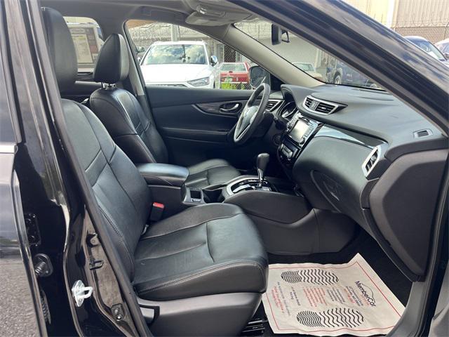 Photo of 2016 Magnetic Black Nissan Rogue