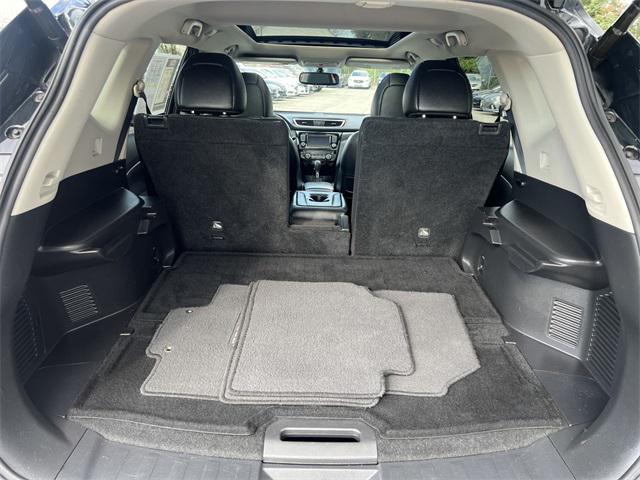 Photo of 2016 Magnetic Black Nissan Rogue