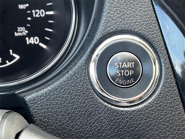 Photo of 2016 Magnetic Black Nissan Rogue