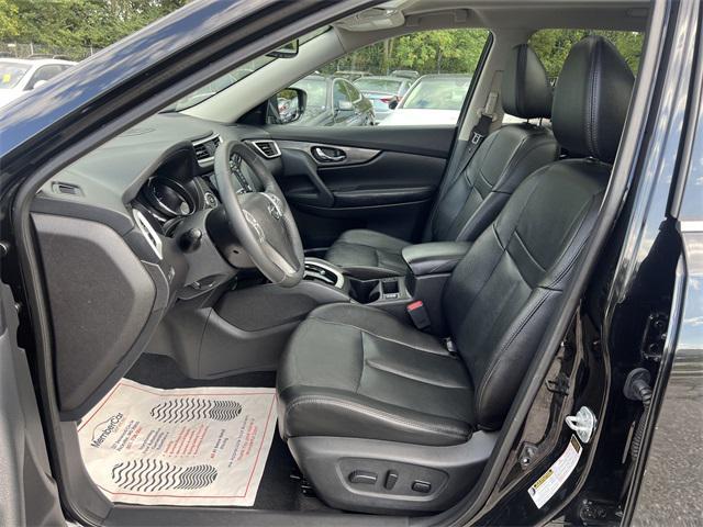 Photo of 2016 Magnetic Black Nissan Rogue