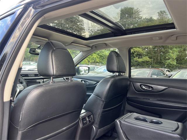 Photo of 2016 Magnetic Black Nissan Rogue
