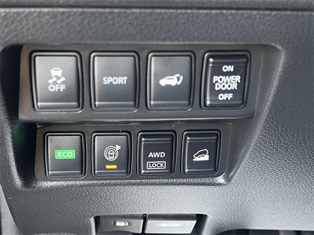 Photo of 2016 Magnetic Black Nissan Rogue