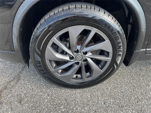 Photo of 2016 Magnetic Black Nissan Rogue