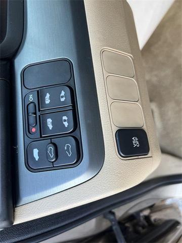 Photo of 2007 Desert Rock Metallic Honda Odyssey