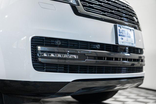 Photo of 2023 Icy White SV Bespoke Special Effect Gloss Land Rover Range Rover
