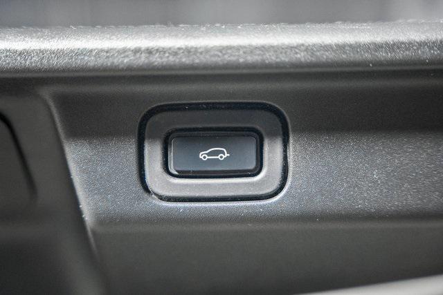 Photo of 2023 Icy White SV Bespoke Special Effect Gloss Land Rover Range Rover