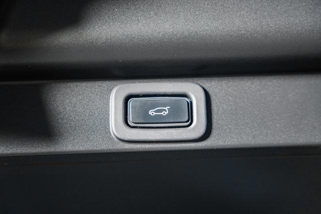 Photo of 2023 Icy White SV Bespoke Special Effect Gloss Land Rover Range Rover