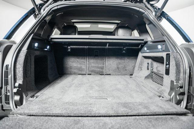 Photo of 2023 Icy White SV Bespoke Special Effect Gloss Land Rover Range Rover