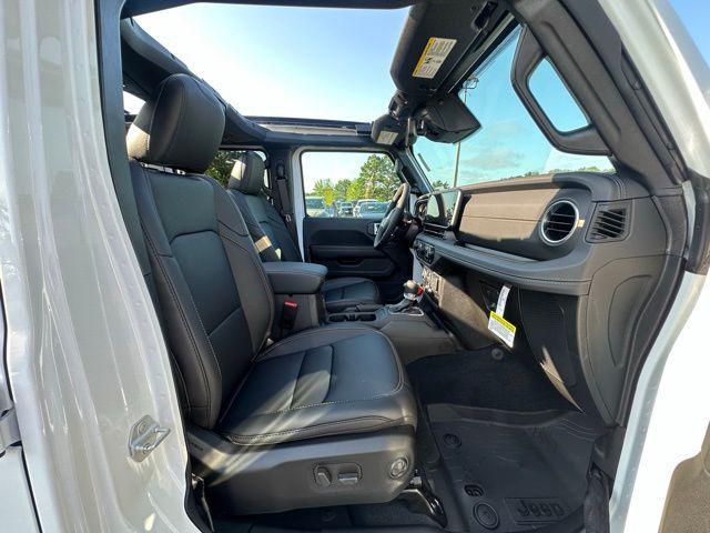 Photo of 2025 Bright White Clearcoat Jeep Wrangler