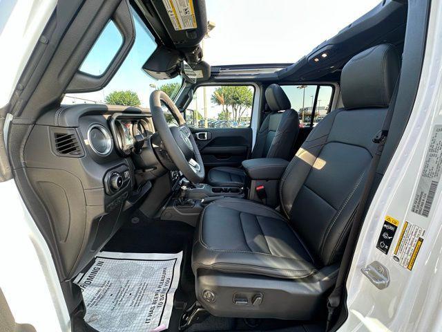 Photo of 2025 Bright White Clearcoat Jeep Wrangler